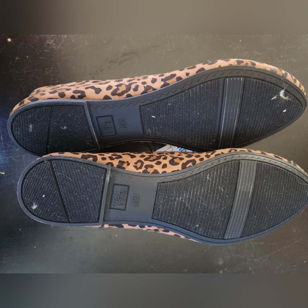 Time and Tru Women's Leopard Flats - NWT - Picture 3 of 4